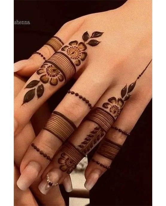 Leaf Weave Blend Using Finger Mehndi Design Leaf Weave Blend Using Finger Mehndi Design